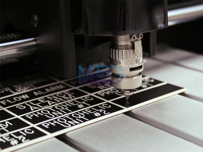 حکاکی-روی-ورق-PVC-با-دستگاه-CNC2